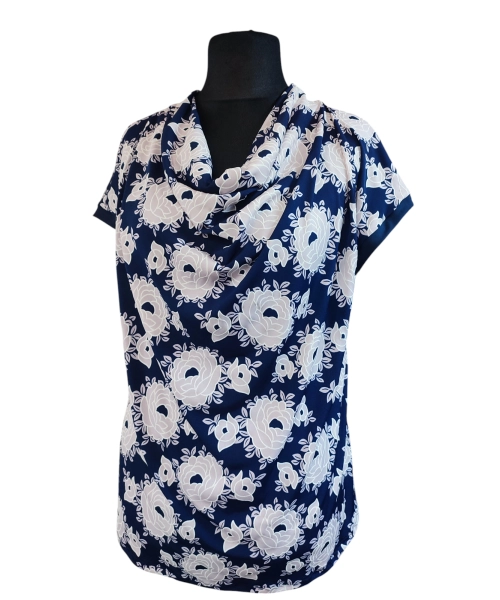 Bluzka kimono z luźnym dekoltem - duże pudrowe kwiaty